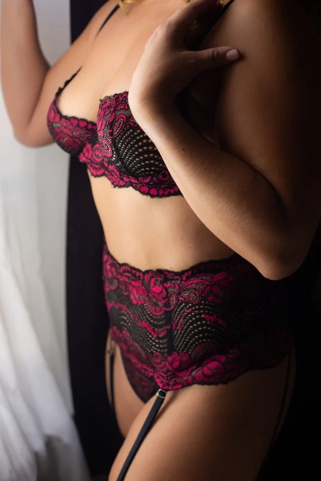 Orlando boudoir photography fuschia and black lingerie window